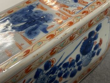 Een Chinese verte-Imari fles met florale en landschapspanelen, Kangxi